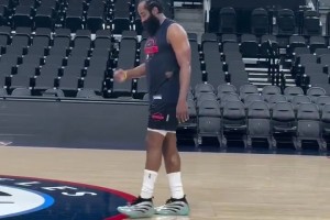 身先士卒！哈登是今天快船训练到最晚的球员，整个球场只剩他一个