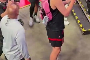 还不太熟练的样子杨瀚森背着粉色包包，给球员通道球迷签名~