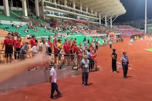 赛后广西平果小球迷怒扔水瓶砸向庆祝球迷