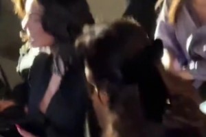 乔治娜一身黑色礼服参加晚宴，旁边的是谁家小富婆呀