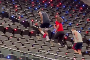 他训练太努力了！哈登带着女助教一起爬楼梯