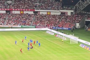 这是业余球员？实拍：南通球员尹韩龙世界波引爆南通会展中心