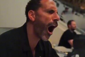 看到C罗进球后费迪南德现场Siuuu！果然是C罗最好大哥