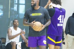 晃了全世界！老詹宣布完决定2后首现身，笑容满面进行训练