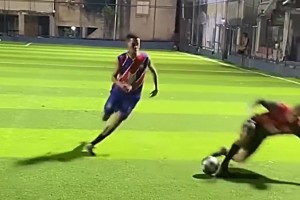 哪位吧友的踢球视频被拍下来了