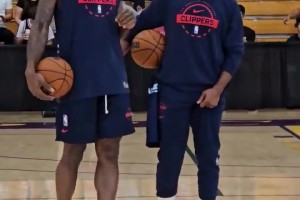 保罗和莱昂纳德也不知道聊啥呢 这么严谨的表情