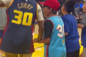 库里和小粉丝击掌！这娃大喊：我再也不洗手了