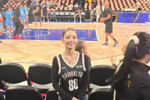 身材真好啊吉娜现身NBA中国赛 打招呼还秒回应