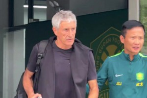 将心比心！实拍：塞蒂恩离开国安训练基地，仍有不少球迷与其道别