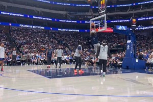 真会玩！莱夫利用球砸地反弹，给自己传了记空接暴扣！