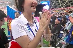 《逆行人生》现实版！外卖小哥手举外卖跑到苏超第二现场舞台中央