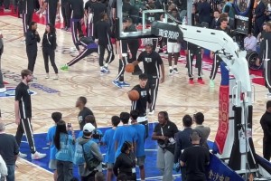 篮网教练能不能给机会？中国赛现场球迷记录曾凡博热身画面