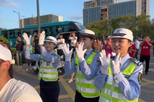 苏超小球童爆笑原地石化！网友：六万人场中央，眼睛看不过来