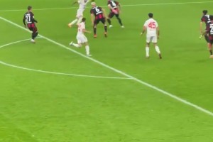 这球真的太不讲理了！场边视角看迪亚斯禁区内爆射近角破门！