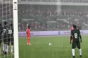 球迷实拍！迪亚洛在科特迪瓦队打入精彩的任意球