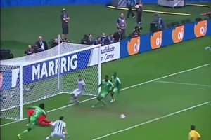 把对手都打笑了！世界杯名场面：尼日利亚门将戳了戳梅西的脸！