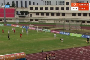 脾气够大！中甲球员不满判罚一脚踢断角旗杆导致比赛中断5分钟