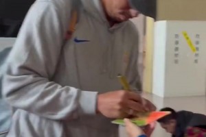 宠粉时刻！克雷桑给球迷们签名，表情认真