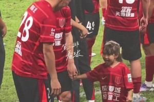 “可爱捏！”比赛结束后，杨帅与杨明洋的女儿打招呼互动