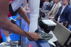 身穿火箭球衣的首秀！在杜兰特身上看着真舒服啊！