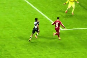 空门不传萨拉赫无视空门的维尔茨小角度打门，维尔茨气得跳脚