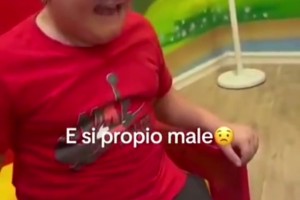 被送尤文队徽的生日蛋糕，这位国米小球迷的反应太真实了