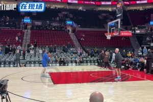 金州拉文！库里赛前热身秀了一记扣篮，引得现场球迷欢呼