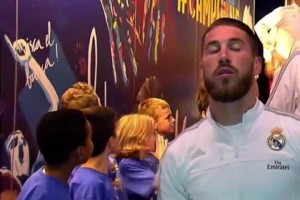 时间一眨眼就过去了！小时候的球童亚马尔见到C罗激动不已！