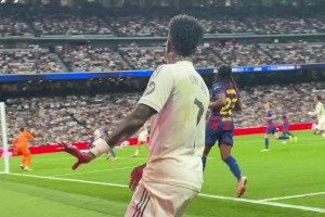 现场女球迷吐槽：挡着我了！小熊不让我看进球是觉得太残忍了吗