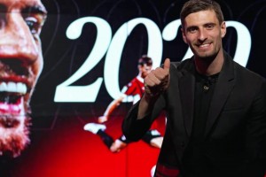 已不再是小透明！他不是米兰的正牌队长，却更像是球队的精神领袖