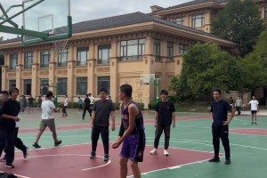 我就想问你们，他到底是真粉还是黑粉？