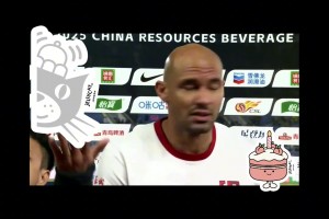 素质堪忧！赛后接受采访的费利佩险些被球迷投掷的杂物击中！