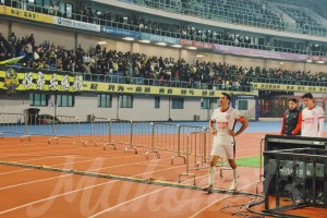 客场绝平西海岸后，蓉城全队向球迷谢场