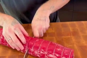 贝克汉姆儿子制作惠灵顿牛排…感觉岁数大了长得像他爸了~