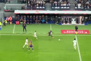 换个角度看看维尼修斯怒踢皮球吓到亚马尔