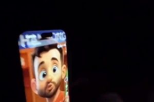 夜幕降临，刷视频的瓦科看到了可爱的自己