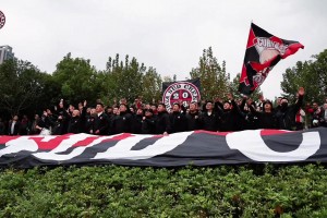 冠军之心， 临战无退！蓉城球迷在训练场外为球队助威呐喊！