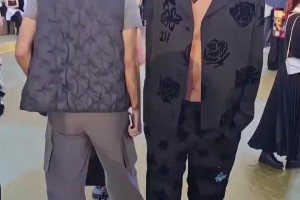 里面啥也不穿？贝林厄姆参加LV活动这身造型如何评价