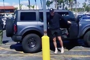 落选秀的逆袭还在继续，感受一下里夫斯在洛杉矶有多少球迷