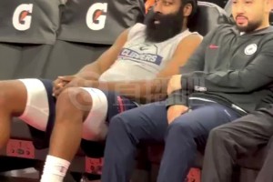 这球鞋配色如何？登哥赛前在板凳上瘫着发呆，很惬意啊~