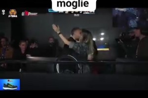 维埃里和卡里乌斯老婆拥抱，旁边维埃里老婆表情亮了