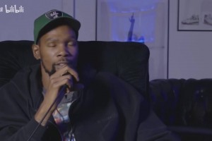 KD接受美女主持人采访：现在喜欢边打游戏边静音看比赛！