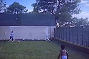 门将也想试试？名场面：卡马文加家中守门秀各种扑救！