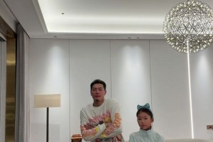 父女互动！王大雷社媒发布与女儿一起跳舞，调侃道：一点天赋没有