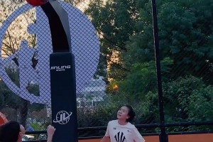 懂球小姐姐：老大老二不打还硬！湖人你要干嘛？强的让我害怕