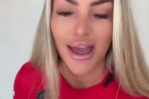 逆天操作！曼联网红谈战热刺，讲着讲着怎么拿裤裤当发绳……