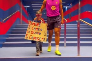 暖心大男孩！阿劳霍帮助小球迷见亚马尔与其合影