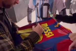 这都让你们守到了！梅西参观诺坎普给球迷签名