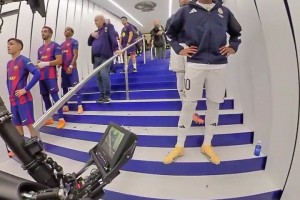 这得是多少男生梦寐以求的出场方式啊 