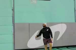 东契奇和业余球手单挑会是怎样的画面？那真跟打小孩一样